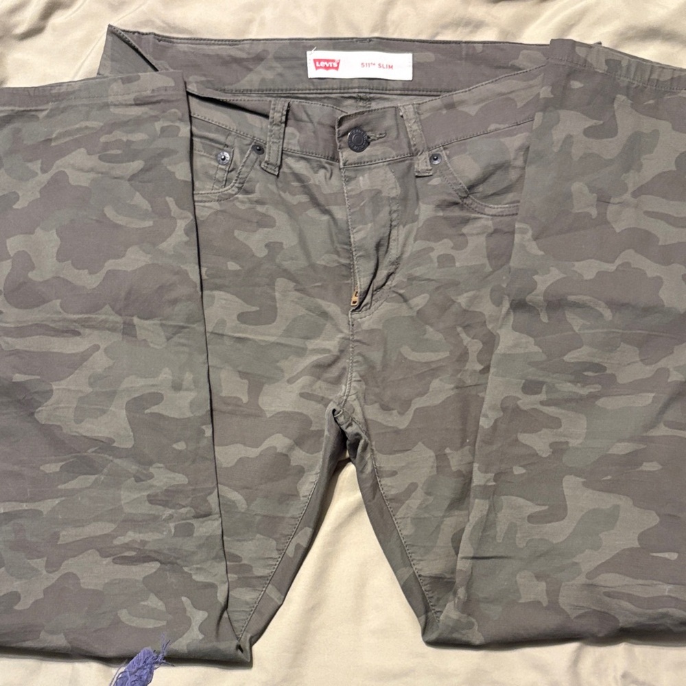 Levi’s 511 slim camo pants, size 18 regular, W29” x L29”